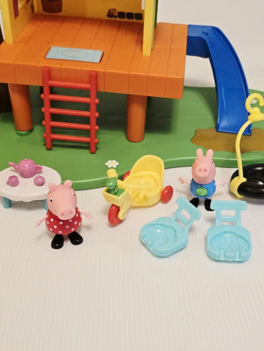 Peppa Pig’s Treehouse & George Fort Treehouse READ